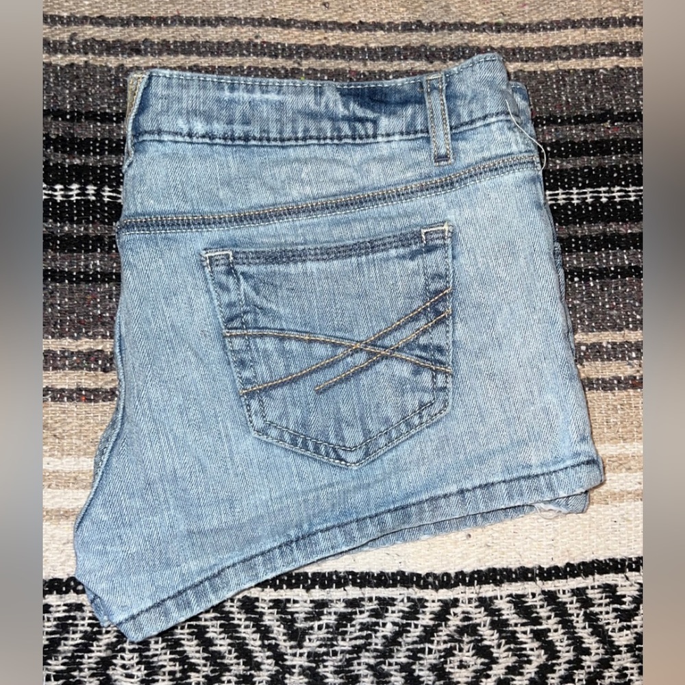 Aeropostale shorts
- Size 11/12
- Light colored